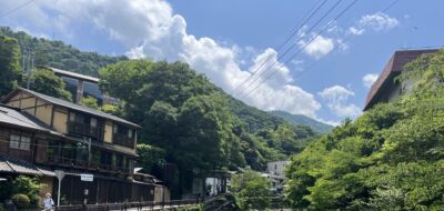 山間を通るロープウェイの線