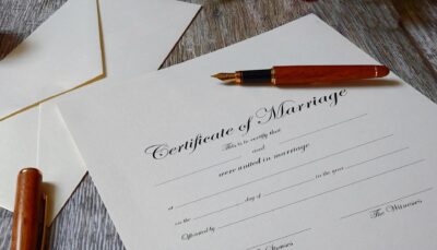 結婚証明書とペン
