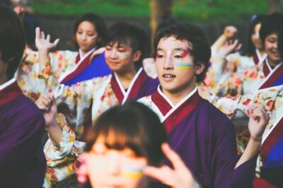和服を着て行列に参加する人々