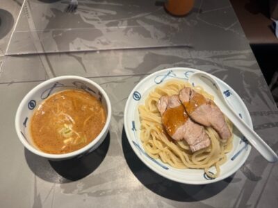 肉を載せたつけ麺とつけ汁