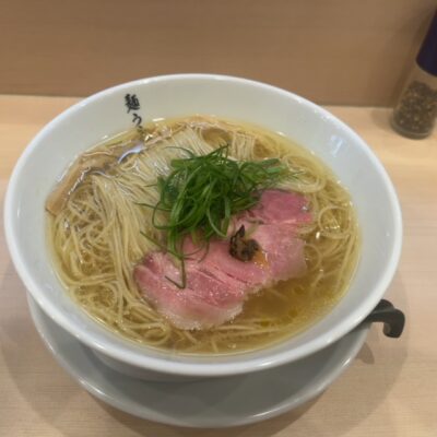 ねぎと肉を盛り付けたラーメン
