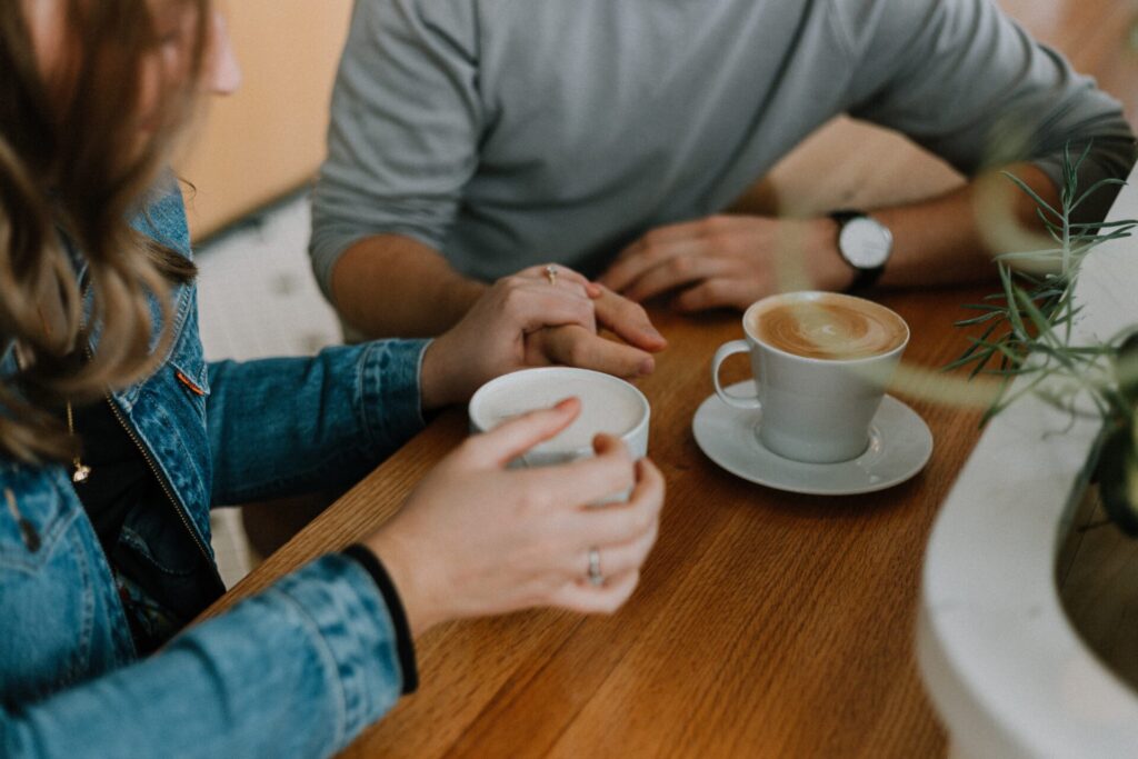 会話の時間を楽しむ人たち
