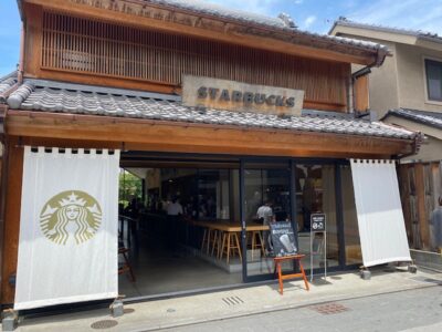 木造の建物の正面入口