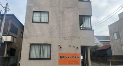 窓が並ぶ灰色の建物の外壁