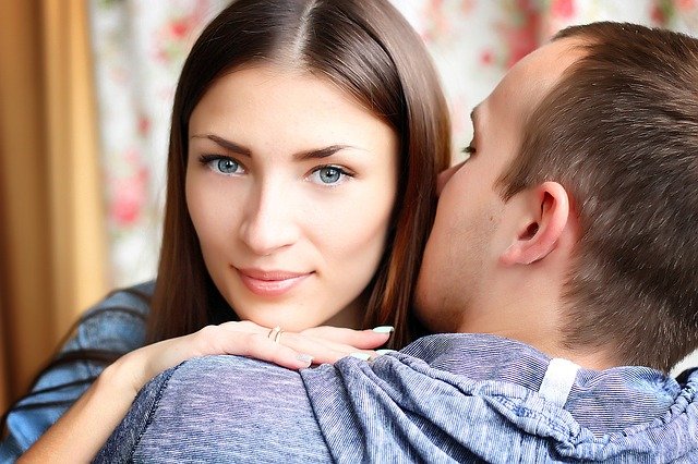 抱き合って親しさを伝える男女