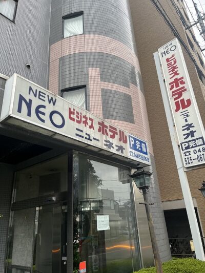 NEOの看板がある建物の入口