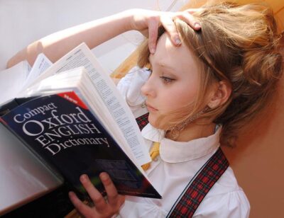 英英辞典を読んでいる女性