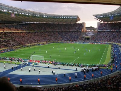 観客席に囲まれたサッカースタジアム