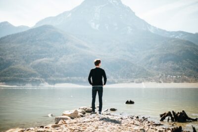 雄大な山を見つめる人物の後ろ姿