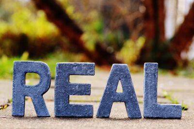 REALの立体文字とぼけた背景