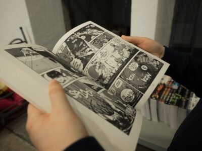 漫画のページを開いて読む手