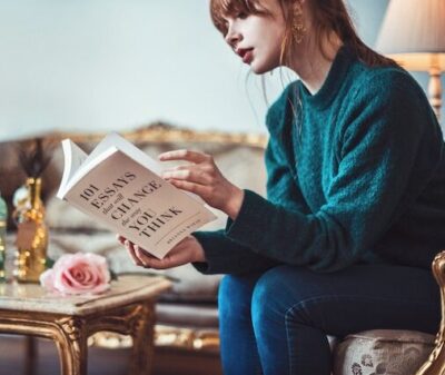 ソファに座って本を読む人