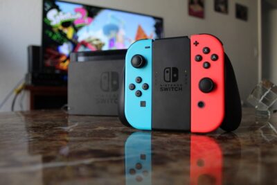 青と赤のコントローラーを装着したNintendo Switch