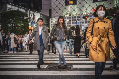 人が行き交う街の通りを歩く人々