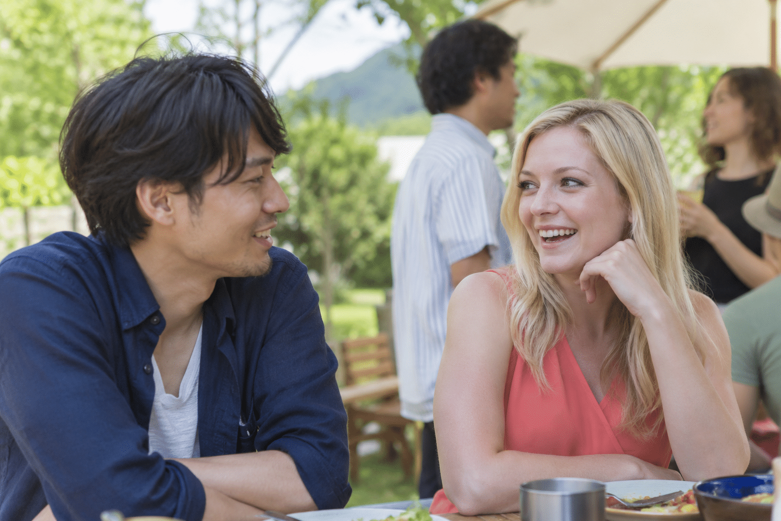共通の趣味を通じて会話する男女のイメージ